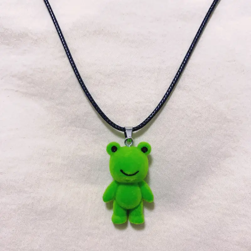 Colar com pingente de sapo