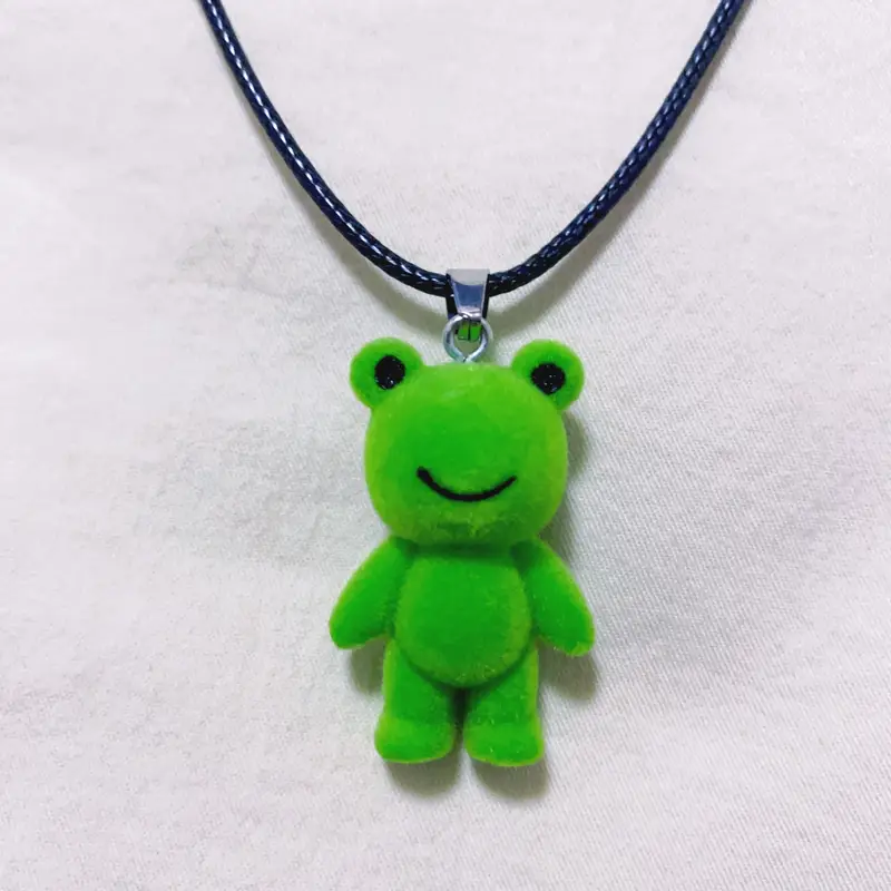 Colar com pingente de sapo