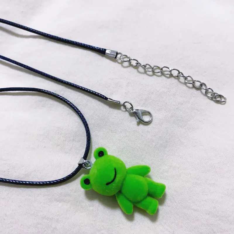 Colar com pingente de sapo