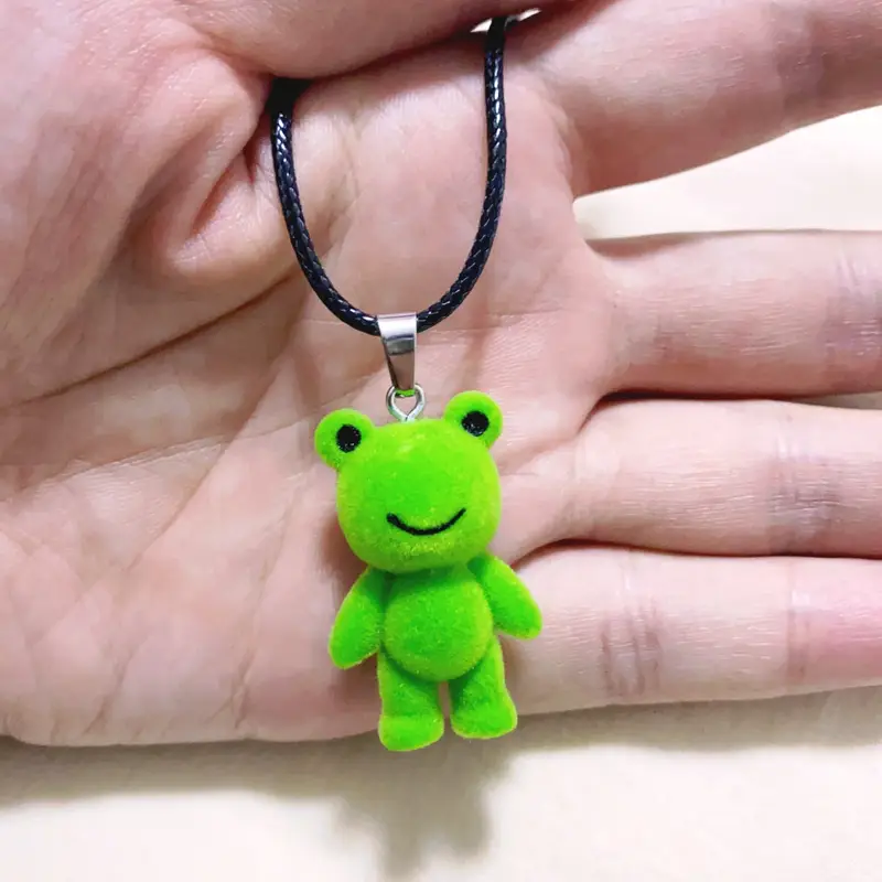Colar com pingente de sapo