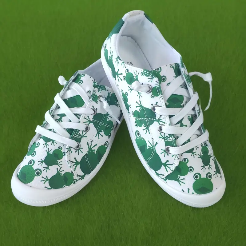Tênis com design de sapo