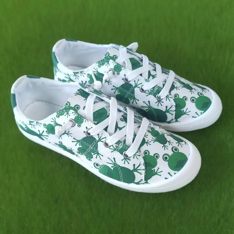Tênis com design de sapo